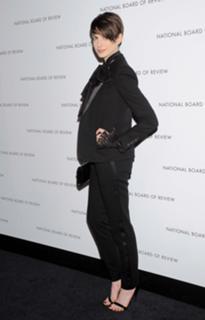Anne Hathaway feet photo thumbnail