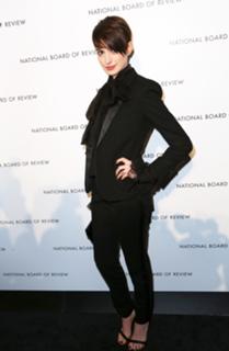 Anne Hathaway feet photo thumbnail