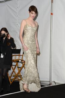 Anne Hathaway feet photo thumbnail