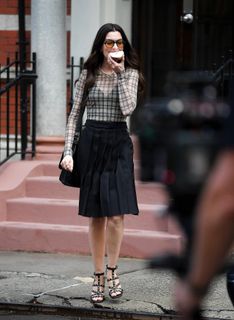 Anne Hathaway feet photo thumbnail