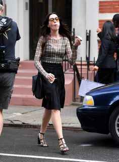 Anne Hathaway feet photo thumbnail