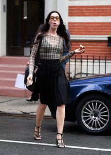 Anne Hathaway feet photo thumbnail