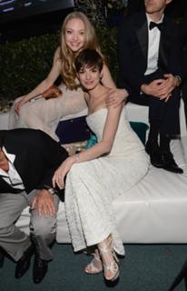 Anne Hathaway feet photo thumbnail