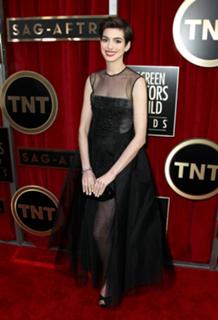 Anne Hathaway feet photo thumbnail