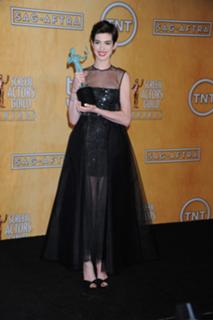 Anne Hathaway feet photo thumbnail