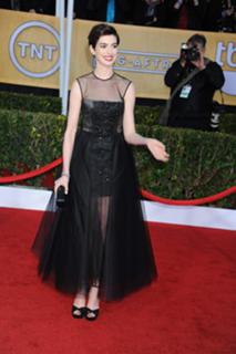 Anne Hathaway feet photo thumbnail