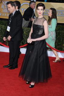 Anne Hathaway feet photo thumbnail