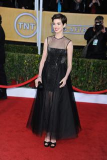 Anne Hathaway feet photo thumbnail