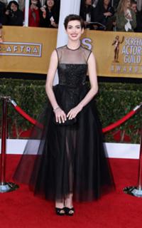 Anne Hathaway feet photo thumbnail