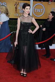 Anne Hathaway feet photo thumbnail