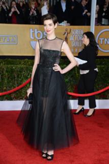 Anne Hathaway feet photo thumbnail
