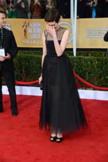 Anne Hathaway feet photo thumbnail