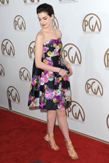 Anne Hathaway feet photo thumbnail