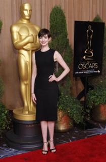 Anne Hathaway feet photo thumbnail