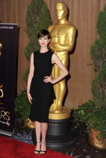Anne Hathaway feet photo thumbnail