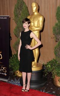 Anne Hathaway feet photo thumbnail