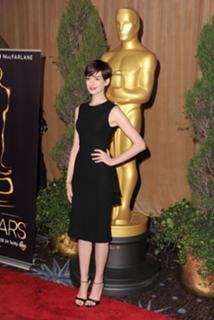Anne Hathaway feet photo thumbnail