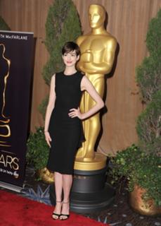 Anne Hathaway feet photo thumbnail