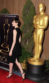 Anne Hathaway feet photo thumbnail