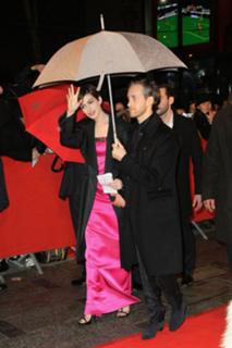 Anne Hathaway feet photo thumbnail
