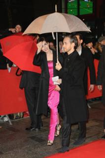 Anne Hathaway feet photo thumbnail