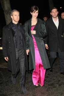 Anne Hathaway feet photo thumbnail