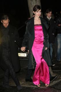 Anne Hathaway feet photo thumbnail