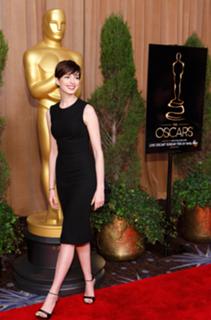 Anne Hathaway feet photo thumbnail