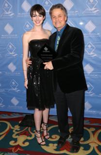 Anne Hathaway feet photo thumbnail