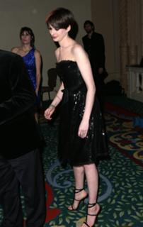 Anne Hathaway feet photo thumbnail