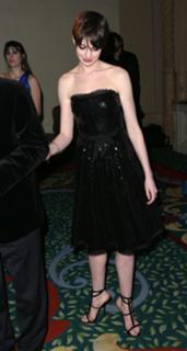 Anne Hathaway feet photo thumbnail