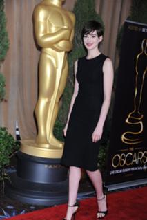 Anne Hathaway feet photo thumbnail