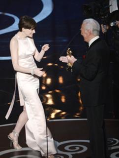 Anne Hathaway feet photo thumbnail