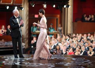 Anne Hathaway feet photo thumbnail