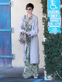 Anne Hathaway feet photo thumbnail