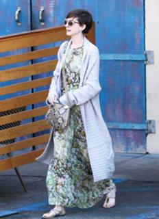 Anne Hathaway feet photo thumbnail