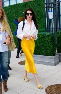 Anne Hathaway feet photo 11