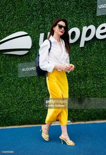 Anne Hathaway feet photo 9