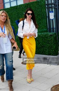 Anne Hathaway feet photo 8