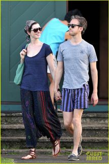 Anne Hathaway feet photo 4