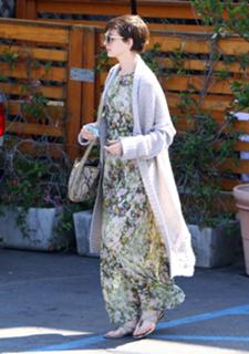 Anne Hathaway feet photo thumbnail