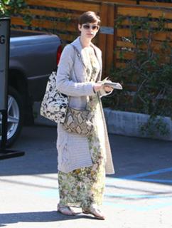 Anne Hathaway feet photo thumbnail