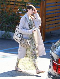 Anne Hathaway feet photo thumbnail