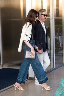 Anne Hathaway feet photo 4