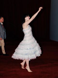 Anne Hathaway feet photo 4