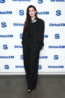 Anne Hathaway feet photo 14
