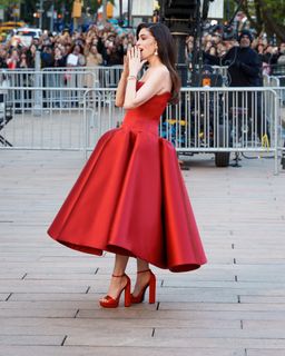 Anne Hathaway feet photo 3