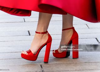 Anne Hathaway feet photo 20