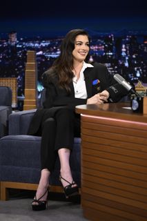 Anne Hathaway feet photo 8