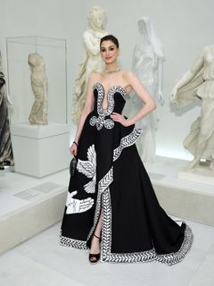 Anne Hathaway feet photo 6